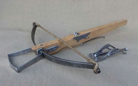 Bow And Arrow Quiver Diy, Wood Recurve Bow, Longbow Archery, Medieval Bow And Arrow, Crossbow Mechanism, Composite Bow, Crossbow Bolts, Medieval Crossbow, Diy Crossbow