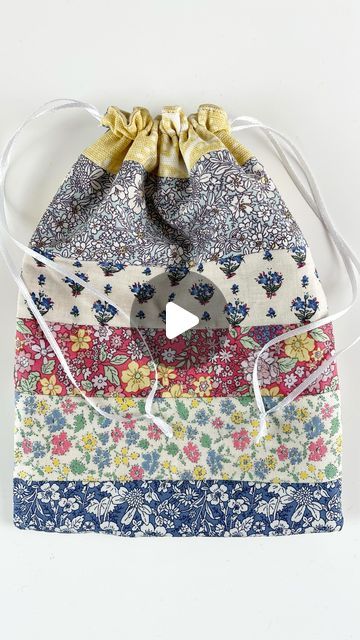 Lined Drawstring Bag, Drawstring Bag Tutorials, Liberty Quilt, Gift Bags Diy, Scrap Fabric Projects, Tote Bags Sewing, Embroidery Bags, String Bag, Patchwork Bags