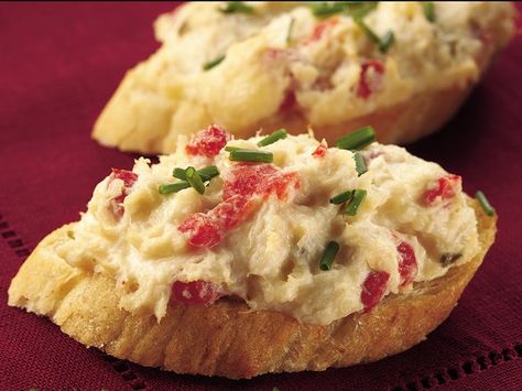 Hot Crab Crostini -1/2 French baguette, cut into 1/4-inch slices (24 slices) 1 tablespoon olive or vegetable oil 1 can (6 ounces) crabmeat, well drained and flaked 1 jar (2 ounces) diced pimientos, well drained 2 ounces shredded Swiss cheese (1/2 cup) 1/2 cup grated Parmesan cheese 1/4 cup chive and onion cream cheese spread (from 8-ounce container) 1/4 teaspoon red pepper sauce 1 tablespoon chopped fresh chives Crab Crostini, Cold Appetizers Easy, Baguette Slices, Hot Crab Dip, Crostini Recipes, Crab Dip, Party Food Appetizers, Best Appetizers, Appetizer Dips