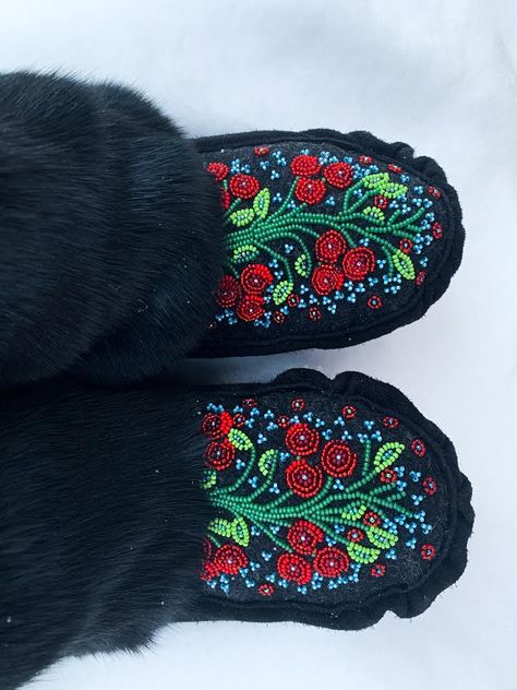 Moccasin Beading, Metis Beadwork Patterns, Métis Beadwork, Metis Beadwork, Indigenous Crafts, Native American Dress, Native Designs, Bead Flowers, Beaded Moccasins