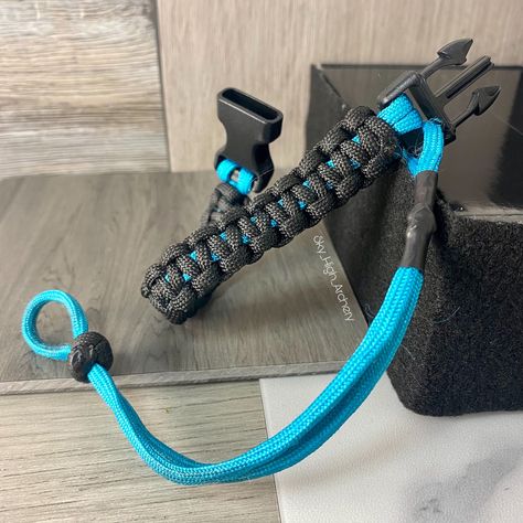 Custom Paracord Finger and Wrist Sling Combo -Archery-Recurve Bow 🔗 #EDCKnifeBeads #KnifeAccessories #EverydayCarry #EDC #GearCustomization #TacticalBeads #ParacordBeads #HandcraftedBeads #ArtisanBeads #KnifeCollecting #KnifeEnthusiast #GearUpgrade #UniqueBeads #FunctionalArt Archery Competition, Archery Recurve, Paracord Accessories, Paracord Beads, Fall Bows, Target Practice, Matching Keychains, Recurve Bow, 550 Paracord