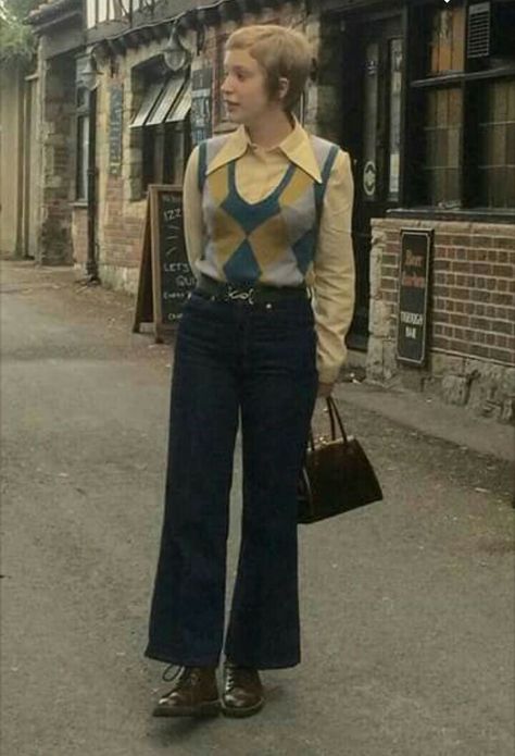 Skinhead Girl, 60s 70s Fashion, Walking Down The Street, 60s And 70s Fashion, 70s Inspired Fashion, 70s Outfits, Look Retro, 1970s Fashion, Stevie Nicks