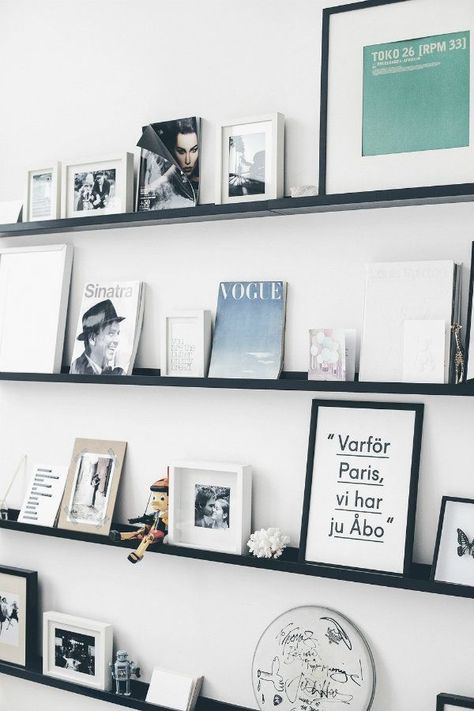 black floating shelves, gallery wall, photography #space #livingroom #idea #style Picture Ledges, Gallery Shelves, Floating Bookshelves, Picture Ledge, Estantes Flotantes, Small Objects, Cool Ideas, Cool Apartments, Scandinavian Interior