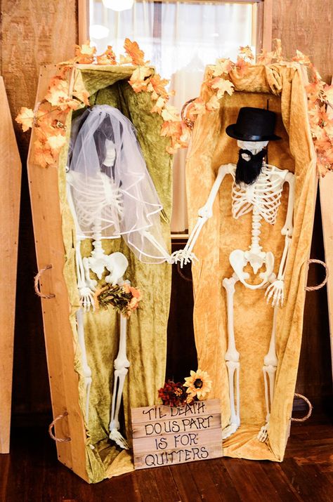 A vintage-inspired Halloween wedding ball (with classic horror movie photo booths!) Horror Movie Themed Wedding, Horror Movie Wedding, Crow Wedding, Halloween Reception, Halloween Wedding Reception, Horror Wedding, Haunted Wedding, Spooky Wedding, Gothic Wedding Theme