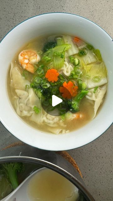 Wontons Soup, Wonton Filling, Heal The Soul, Asian Soups, Boiled Chicken Recipes, Chinese Foods, Winter Soup Recipe, Chicken Bouillon, Asian Soup