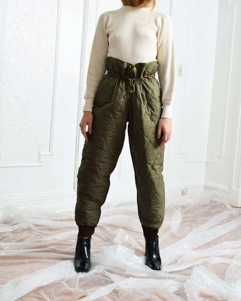 Styling Joggers, Quilted Pants, Quilted Clothing, Statement Outfit, Army Pants, Fashion Corner, Black Pants Casual, Boho Pants, Type Of Pants