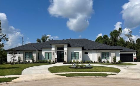 White stucco one story home with a black roof and gray stone accents. A circle drive and clean landscaping complete this contemporary one story home. Big 1 Story House, 1 Story Exterior Home Design, Pretty One Story House, Large One Story Homes, Big One Story House, 1 Story Mansion, Modern One Story House Exterior, Single Story House Facade, Modern Single Story Homes