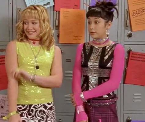 11 Early 2000s Trends Your Middle School Self Was Obsessed With Lizzie Mcguire Outfits, Early 2000s Trends, 2000s Trends, 90s 2000s Fashion, House Room Ideas, 2000s Party, The Maxx, 2000s Outfit, 2000s Fashion Trends