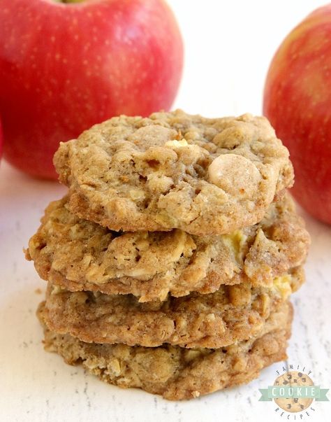 CARAMEL APPLE OATMEAL COOKIES - Family Cookie Recipes Biscoff Oatmeal, Caramel Apple Oatmeal Cookies, Chewy Oatmeal Chocolate Chip Cookies, Peanut Butter Apple, Apple Oatmeal Cookies, Oatmeal Chocolate Chip Cookie Recipe, Apple Oatmeal, Gluten Free Chocolate Chip Cookies, Apple Cookies