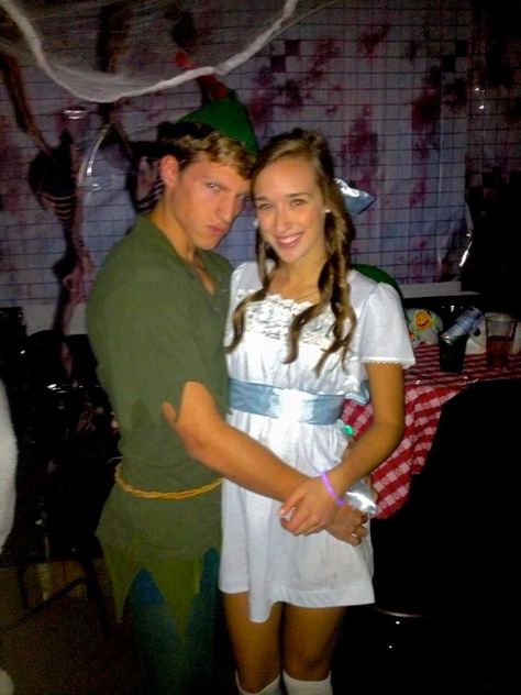 peter pan and wendy Disfraz Peter Pan, Wendy Costume, Peter Pan And Wendy, Peter Pan Costume, Diy Couples Costumes, Best Couples Costumes, Couples Costume, Cute Couple Halloween Costumes, Hallowen Costume