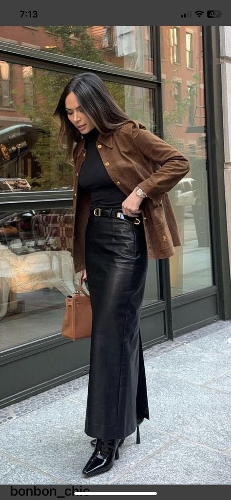 Leather Maxi Skirt Outfit, Brown Leather Skirt Outfit, Long Leather Skirt Outfit, Skirt Boots Outfit, Long Leather Skirt, Skirt Outfit Ideas, Vintage Celine, Brown Leather Skirt, Leather Skirt Outfit