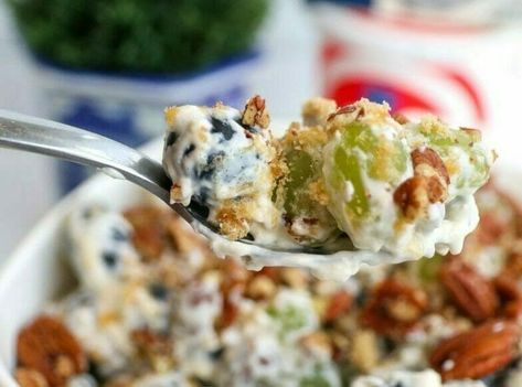 Creamy Grape Salad, Grape Salad Recipe, Summer Cookout, Grape Salad, Salad Side Dishes, Feeding A Crowd, Sunday Dinner, Old Recipes, Vegetarian Cheese