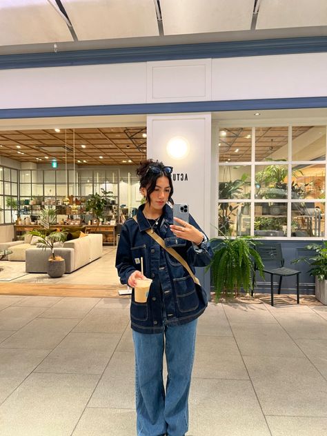 Carhartt jacket, street style, girl, aesthetic, coffee, ootd, mirror selfie, glasses, Levis, denim on denim Carhartt Denim Jacket Outfit, Carhartt Jean Jacket, Denim Jacket Outfit Aesthetic, Carhartt Jeans Outfit, Denim Jacket And Jeans Outfit, Shirt Jacket Outfit, Uniqlo Japan, Carhartt Denim Jacket, Jacket Ootd