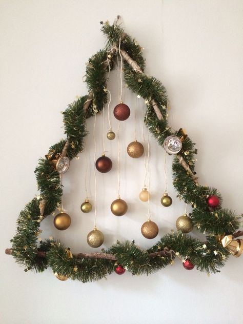 Wall Tree With Garland, Wall Decor Christmas Diy, Garland Tree On Wall, Garland Christmas Tree On Wall, Wall Xmas Tree Ideas, Flat Wall Christmas Tree, Flat Christmas Tree Wall, Christmas Wall Ideas, Xmas Wall Decorations