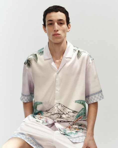 H&M Man | SUMMER LOOKBOOK | STREET Key trend: Refined resort wear. But make it relaxed. #HMMan Relaxed Fit Printed T-shirt: 1034065059 Loose Fit… | Instagram Coastal Fashion, Resort Shirt, Shirt Prints, Twill Trousers, Satin Shorts, Summer Lookbook, Fashion Design Drawings, Mens Trends, Instagram Summer