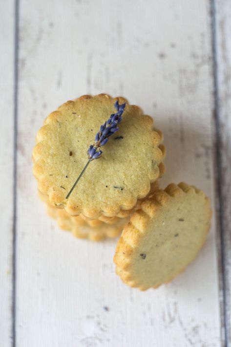 Lavender Shortbread Egg Yolk Recipes, Lavender Shortbread, Lavender Cookies, Lavender Recipes, Shortbread Biscuits, Shortbread Recipes, Lavandula Angustifolia, Tea Cakes, Shortbread Cookies