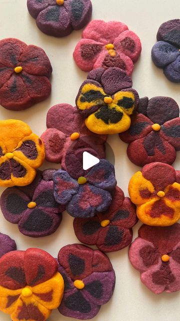 Alice Cookies Wonderland, Pansy Sugar Cookies, Alice In Wonderland Inspired Food, Pansy Cookies, Alice In Wonderland Food Ideas, Alice In Wonderland Cookies, Alice In Wonderland Food, Whimsical Garden Party, Hobbit Garden