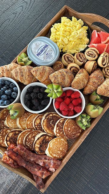 LAURA REYNOSO ⭐️ on Instagram: "Brunch board for Weekends 🤌🏻 #brunchboard #weekendvibes #brunch" Brunch Food Ideas Aesthetic, Anniversary Brunch Ideas At Home, Breakfast Boards Brunch Easy, House Brunch Ideas, Birthday Breakfast Board, Fall Brunch Aesthetic, Outdoor Birthday Brunch, Breakfast Spread Table, Buffet Brunch Ideas