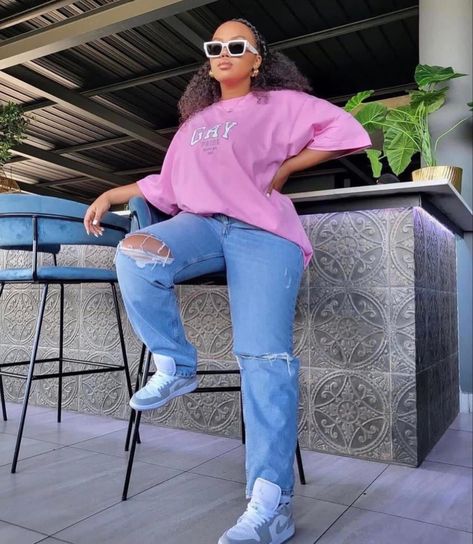 Light Pink Shirt Outfit For Women, Pink Tshirt Outfit Casual, Light Pink Shirt Outfit, Pink Tshirt Outfit, Pink Shirt Outfit, Casual Tshirt Outfit, Mum Jeans, Light Pink Shirt, Short African Dresses