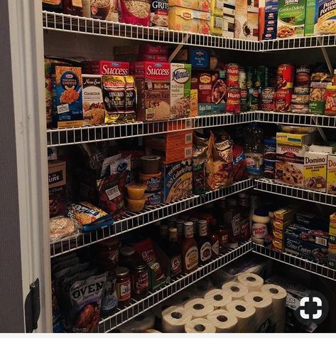 Pantry Full Of Food, Food Ideas For Wedding Reception, Food Ideas For Wedding, Snack Closet, Food Stockpile, Freakshakes Recipe, Pantry Goals, Best Junk Food, Crunchy Snacks