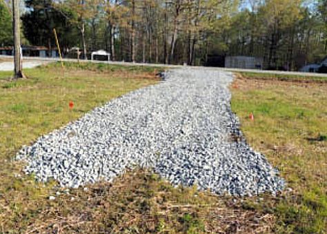 Gravel Driveway Edging, Gravel Driveway Landscaping, Driveway Ideas Cheap, Driveway Materials, Driveway Edging, Circle Driveway, Gravel Parking, Diy Driveway, Long Driveway