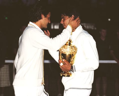 Epic Wimbledon final. #tennis #Nadal #Federer Funny Fotos, Mirka Federer, Federer Nadal, Tennis Photography, Wimbledon Final, Tennis Photos, Tennis Aesthetic, Tennis Legends, Tennis World