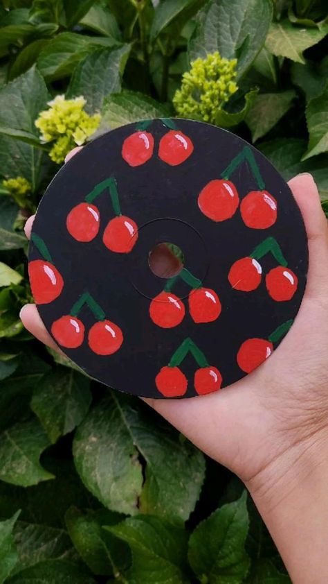 Cd Painting Ideas Easy, Aesthetic Art Projects, Cd Painting Ideas, Cd Idea, Painted Records, Cd Wall Art, Vinyl Art Paint, Art Cd, Cd Wall