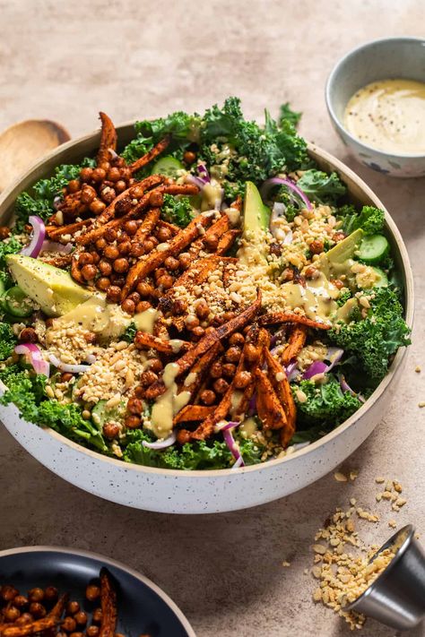 vegan kale salad with crispy chickpeas and roasted sweet potatoes. Foods Full Of Fiber, Kale Crunch Salad, Cauliflower Burger, Crunch Salad, Alkaline Vegan, Sweet Potato Kale, Crispy Chickpeas, Vegan Bread, Vegan Salad