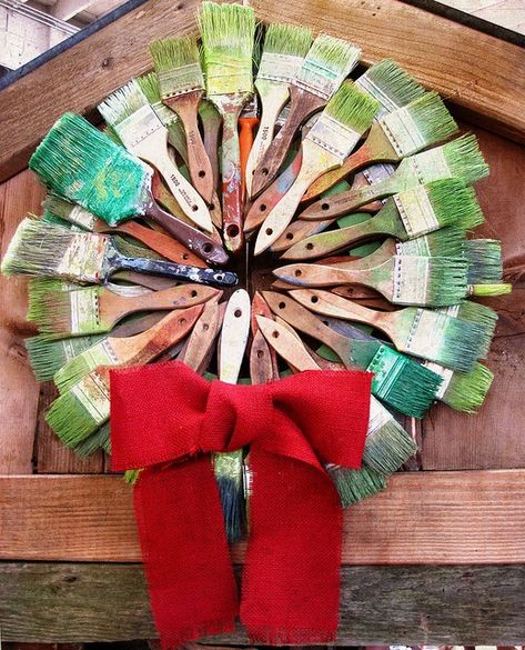 Paintbrush Wreath  -  well, darn - I threw out the old hard paintbrushes I inherited from dad.  Should have known he saved them because there'd be a use for them!!! Hardware Art, 7 December, Paint Brush Art, Create Decor, Everyday Wreath, Christmas Love, Paint Brush, Fall Wreaths, How To Make Wreaths