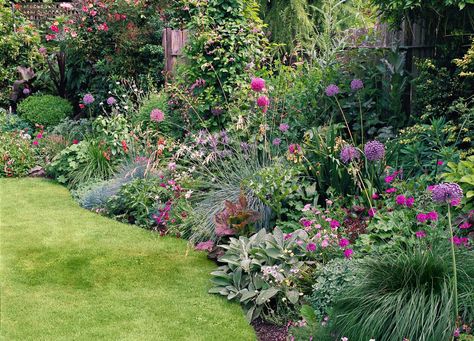 Fences are functional, but not always pretty to look at. This garden plan will help soften the harsh lines of fence posts and slats with a mix of favorite flowers. Border Garden, Landscaping Along Fence, Backyard Plan, Backyard Fence, Garden Plan, Farmhouse Landscaping, Garden Shrubs, Planter Design, Farmhouse Garden