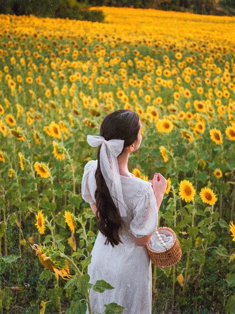 Cute Profile, Sunflower Photography, Ulzzang Korea, Flower Photoshoot, Travel Pictures Poses, Sunflower Field, Spring Mood, China Girl, Sunflower Fields