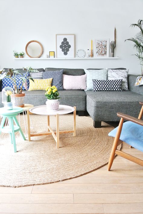 Home Tour: small changes - Enter My Attic Scandinavian Decor Living Room, Living Room Scandinavian, Scandinavian Living, Round Rug, A Living Room, Scandinavian Home, Design Living, Design Case, Living Room Inspiration