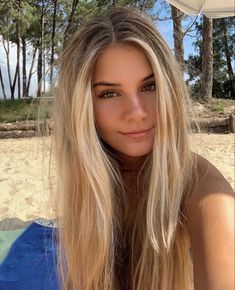 Blonde Highlights With Money Piece, Blonde Hair Honey, Summer Blonde Balayage, Money Piece Highlights, Hair Honey Blonde, Yellow Blonde Hair, Beach Blonde Hair, Piece Highlights, Summer Blonde Hair