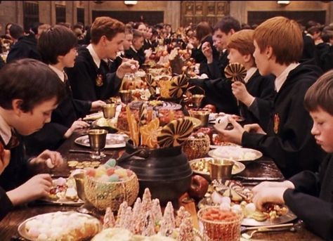 The Phases Of Thanksgiving Dinner, As Told By "Harry Potter" Harry Potter Feast, Harry Potter Dinner, Treacle Tart, Pasta Restaurants, Harry Potter Wiki, Cumpleaños Harry Potter, Cornish Pasties, Recipe Icon, Harry Potter Food