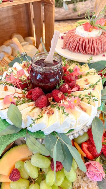 Charcuterie Catering, Eerie Photos, Charcuterie Appetizers, Decorações Com Comidas, Haunting Photos, Breakfast And Brunch, Charcuterie Inspiration, Charcuterie Platter, Party Food Platters