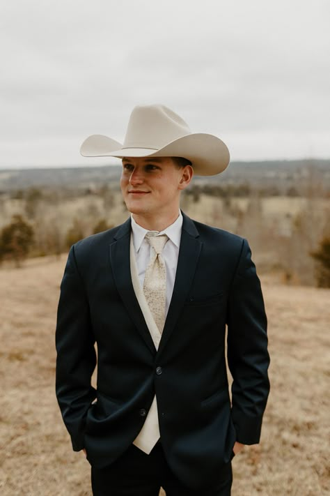 Cowboy Wedding Attire, Wild West Wedding, Navy Blue Suit Wedding, Cowboy Groom, Rustic Romance Wedding, Suit For Men Wedding, White Cowboy Hat, Mens Wear Wedding, Dark Blue Suit