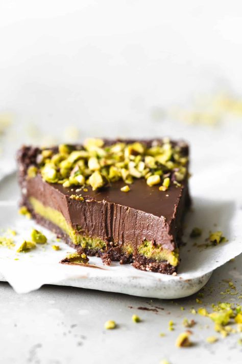 Dark Chocolate Pistachio, Pistachio Tart, Deserturi Raw Vegan, Pistachio Paste, Pistachio Dessert, Pistachio Recipes, Chocolate Pistachio, Pistachio Cake, Raw Desserts