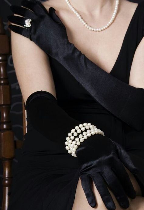 Opera Gloves Outfit, Black Gloves Aesthetic, Dress With Gloves Classy, Black Dress With Gloves, Aesthetic Gloves, Dress With Pearl Necklace, Old Hollywood Prom, Black Dress With Pearls, Gloves Aesthetic