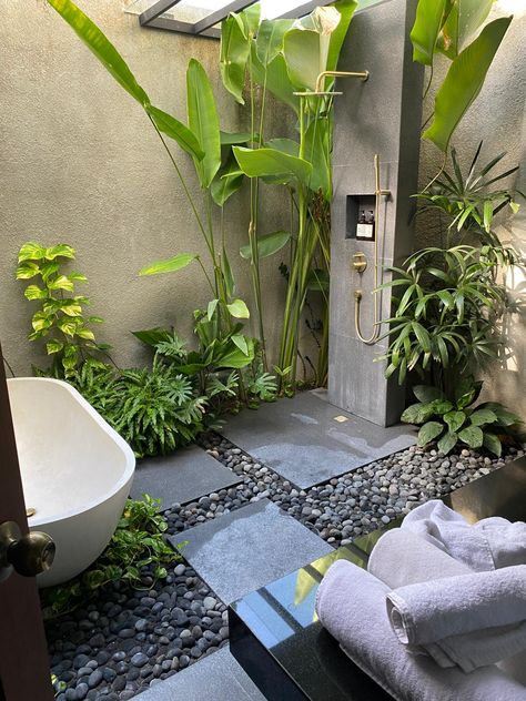 Outdoor Bath And Shower Ideas, Outdoor Ensuite, Plants In Shower Ideas, Shower With Plants, Toilet Outdoor Design, Plants In Shower, Rustic Outdoor Shower Ideas, Outside Bathroom, Shower Plants