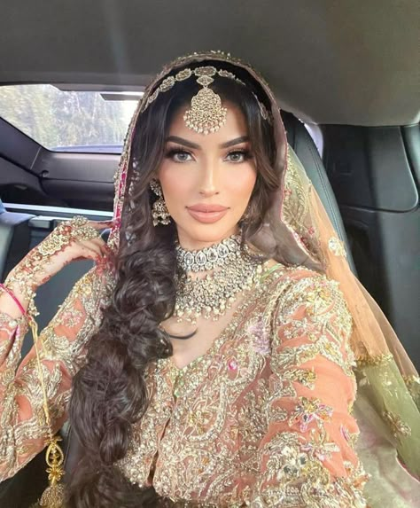 Desi Bride Hair, Pakistani Engagement Hairstyles, Desi Bridal Makeup, Prizren Kosovo, Pakistani Bridal Hairstyles, Mehndi Hairstyles, Bride Looks, Indian Bride Makeup, Asian Bridal Makeup