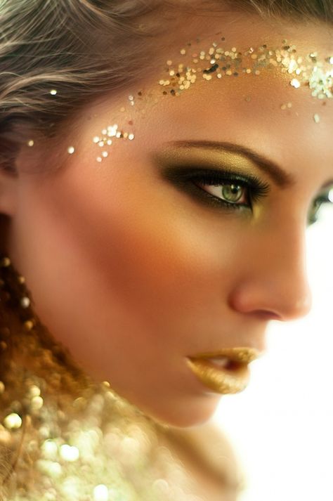 DORDO Y AMARILLO.....❤ Gold Goddess Makeup, Fantasy Make-up, Goddess Makeup, Make Up Gold, Toga Party, Makeup Gold, Eyeshadow Products, Gold Costume, Goddess Costume