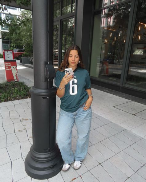 football jersey outfit. game day outfit. gameday aesthetic. womens football outfit. Football Jersy Outfits For Women, Women’s Football Jersey Outfit, Footy Outfits, Philadelphia Eagles Outfits For Women, Jersey Day Outfit, Winter Game Day Outfit Football, Hockey Jersey Outfit Woman, Soccer Game Outfit Women, Football Jersey Outfit Women