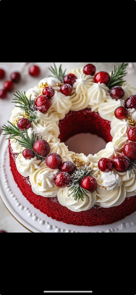 Christmas Wreath Cake, Velvet Wreath, Wreath Cake, Christmas Cake Recipes, Christmas Goodies, Christmas Cake, Christmas Treats, Christmas Wreath, Red Christmas