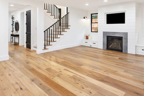 Hardwood Vs Vinyl Plank, Can Lights Living Room, Recessed Lighting In Living Room, Types Of Recessed Lighting, Dressing Pas Cher, Recessed Lighting Living Room, Recessed Lighting Layout, Fireplaces Layout, Vinyl Wood Flooring