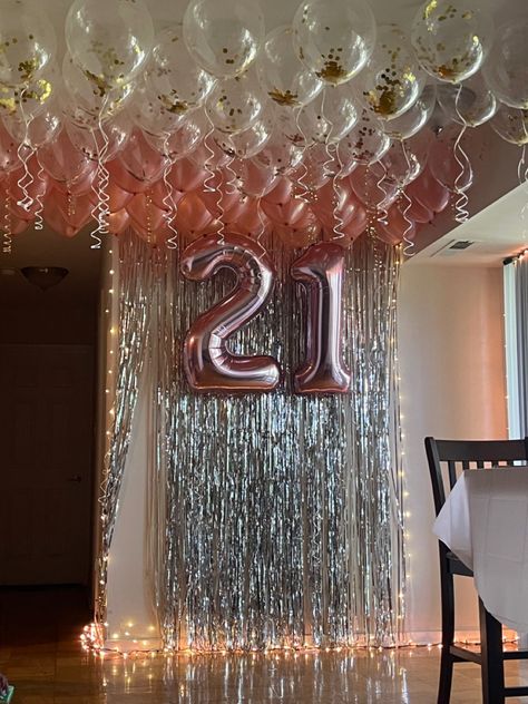 21st House Party Ideas Decorations, 21 Birthday Balloons Decoration, 21 Birthday Set Up, 21st Birthday Set Up Ideas, Light Green Birthday Decorations, 21st House Party Ideas, Green 21st Birthday Ideas, 21st Birthday Set Up, 21 Birthday Backdrop Ideas