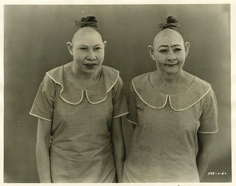 Gorgeous cast portraits from Tod Browning’s ‘Freaks’ (1932) | Dangerous Minds Daisy And Violet Hilton, Avantgarde Makeup, Cirque Vintage, Sideshow Freaks, Circus Sideshow, Human Oddities, Circus Performers, Portrait Photos, Vintage Circus