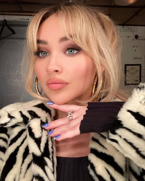 💌 on Twitter: "oh she fine as hell… " Tan Skin Blonde Hair, Sabrina Carpenter Style, Sabrina Carpenter Outfits, Blonde Hair With Bangs, Blonde Hair Inspiration, Wispy Bangs, Curtain Bangs, Aesthetic Hair, Ponytail Hairstyles