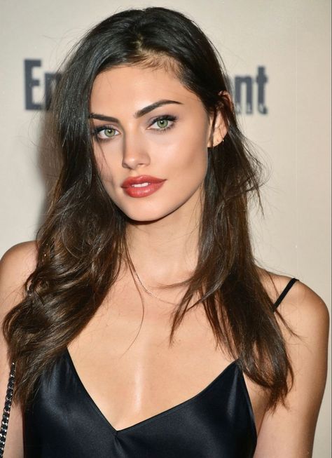 Phoebe Tonkin Dark Hair Green Eyes Woman, Winter Outfits With Skirts, Fall Skirt Outfits With Boots, Autumn Date Night, Skirt Outfits With Boots, Outfits With Skirts, Fall Skirt Outfits, Outfits With Boots, Boots With Jeans