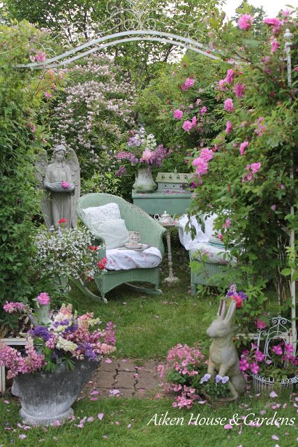 French Country Flower Beds, Woodland Garland, Formal English, Garden Nook, Shabby Chic Garden, Garden Lounge, Backyard Seating, Spring Decorating, Secret Gardens