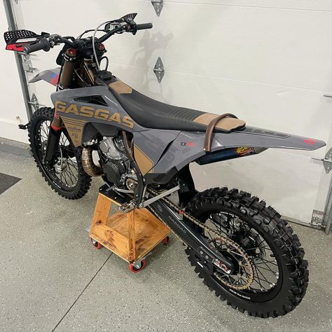 Enduro Builds (@enduro_builds) • Instagram photos and videos Adventure Bike Motorcycles, Cool Dirt Bikes, Motorcross Bike, Off Road Bikes, Dual Sport Motorcycle, Enduro Motorcycle, Iron Horse, Motorcycle Art, Pit Bike